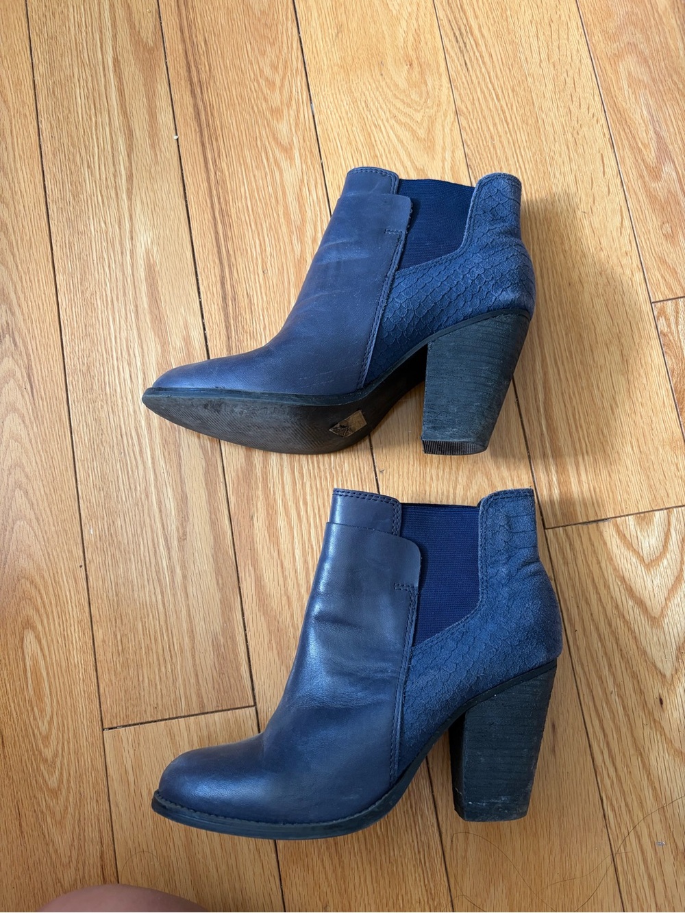 Women Aldo ankle boots size 8 worn 4 times excellent condition
